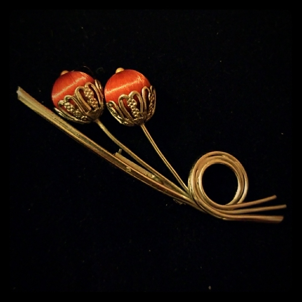 Beautiful Vintage Flower Brooch